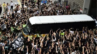 Гонконг. Протестующие крушат город – в них стреляют