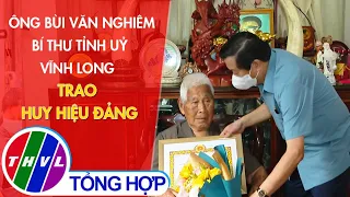 Ông Bùi Văn Nghiêm-Bí thư Tỉnh ủỷ Vĩnh Long trao huy hiệu Đảng