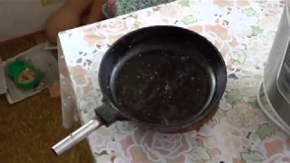 Чистка сковороды в буржуйке