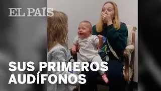 La conmovedora reacción de un bebé al probar sus primeros audífonos