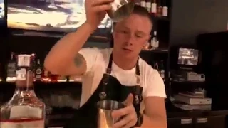 Самый серьезный в мире бармен делает коктейль