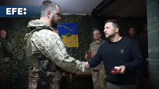 Zelensky visita tropas ucranianas em Kharkiv, em plena ofensiva russa na região
