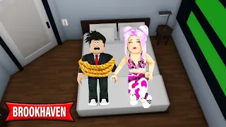 ACORDEI PRESO COM ESSA DOIDA ME BEIJANDO NO BROOKHAVEN RP  (Roblox)