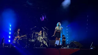 WILLOW Performs “maybe it’s my fault” BARRICADE LIVE at Universal Orlando Mardi Gras 2023 2.19.22