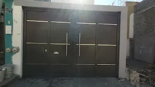 portón minimalista con acero