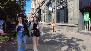 Beautiful girls walk along Khreshchatyk. May, blooming chestnuts, the real situation in Kyiv.