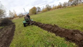 Вспашка целины самодельным трактором. разрабатываю участок.