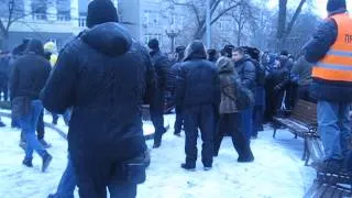 Невідомі спалили прапор ВО "Свободи", Донецьк, 22.01.2014 р.