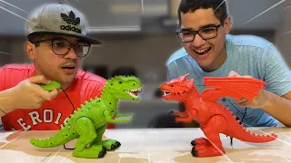 DINOSSAURO DE CONTROLE REMOTO vs DRAGÃO DE CONTROLE REMOTO. Quem vence?! - Vídeo de brinquedo