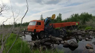 КамАЗ тащит 12 тонн через каменную речку