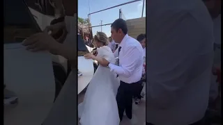 В Дагестане жених на руках нес всю свадьбу невесту, которая сломала ногу / Накануне её сбила машина