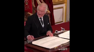 MOMENT UK King Charles puts a grimacing face, gesturing aide to remove pen tray when signing oath