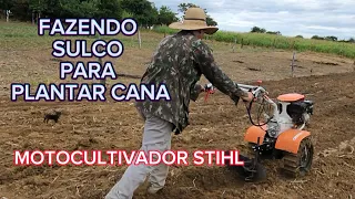 MOTOCULTIVADOR FAZENDO SERVIÇO DE TRATOR GRANDE. PREPARANDO A TERRA PARA PLANTAR CANA.