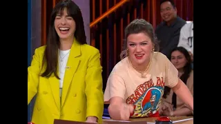 Kelly Clarkson mistakes her song for a Christina Aguilera hit in a game with Anne Hathaway || News