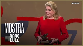 Catherine Deneuve reçoit le Lion d'Or d'Honneur à la Mostra 2022