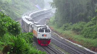 HUJAN DERAS‼️ MENEMUKAN 13 KERETA API MENERJANG HUJAN DERAS DI JALUR MENIKUNG