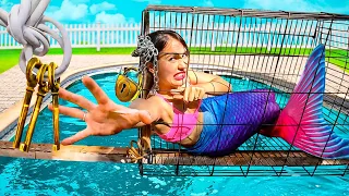 La sirena necesita alcanzar las llaves para abrir la jaula en la piscina llena de cocodrilos!!!