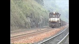 Trem de minério CVRD GE Dash João Monlevade MG 2003