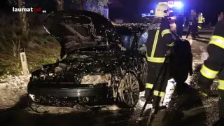 Auto krachte in Aistersheim gegen Baum und begann zu brennen