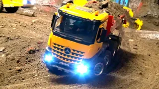 RC TRUCKS IN ACTION// BIG RC DIGGER LIEBHERR IN MOTION// MUDDY RC  CONSTRUCTION SITE//