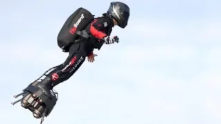 «Летающий человек»: французский изобретатель пересек Ла-Манш на реактивном ховерборде