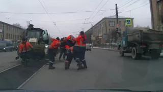 Дорожная битва дорожных рабочих.Смоленск,ул.Шевченко 22.11.17.