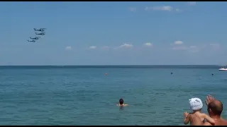 ВЕРТОЛЁТЫ В КРЫМУ НАД ПЛЯЖЕМ. НИКОЛАЕВКА 2021 ГОД. HELICOPTERS IN THE CRIMEA OVER THE BEACH.