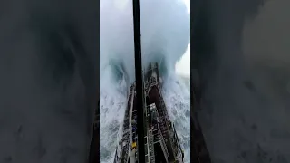 Tanker Facing MONSTER WAVES in North Atlantic!