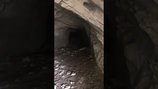 Вход в заброшенный тоннель (а/д 82К-005 перед своротом на Гуниб рядом с башней Андалал, Дагестан)