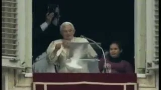 Benedetto XVI libera le colombe, ma le colombe "vogliono restare dal Papa"