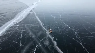 Лед на озере тургояк. Трескающийся лед с высоты птичьего полета.