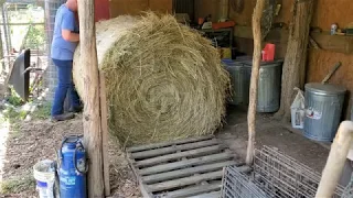 Moving the round bale
