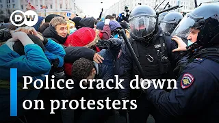 Thousands turn out across Russia to protest Navalny arrest | DW News