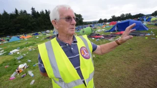 V Festival clean-up