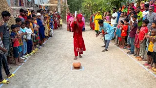 কে জিতবে কোন পুরস্কার ? চোখ বেধে হাড়ি ভেঙে প্রয়োজনীয় উপহার জেতার খেলায় মাতলো নতুন গ্রামের মহিলারা