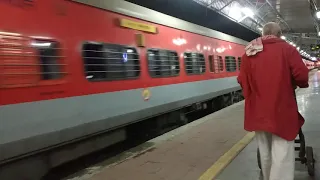 12284/Hazrat Nizamuddin - Ernakulam Duronto Express - DEPARTURE - RATLAM Jn || Indian Railways !!