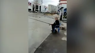 В Красноярске на ул. Новосибирской мужчина рыбачил в луже