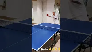Егор Шип играет в настольный теннис