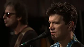 Chris Isaak - Let Me Down Easy (Live)