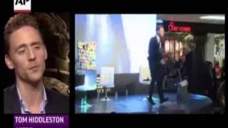 Tom Hiddleston y sus compañeros hablan sobre su baile en Corea (subtitulado)