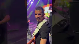 César Bass tocando na Banda Forrozão Tropykáia em 2023