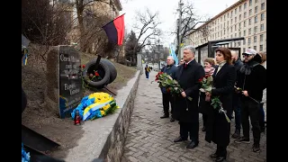 Порошенко вшанував пам'ять загиблих Героїв Небесної Сотні Сергія Нігояна та Михайла Жизневського