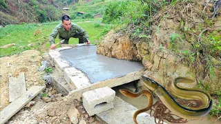 Pour concrete to build a dam, adjust the amount of water flowing into the fish pond ditch