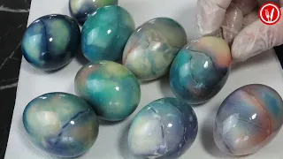 How to dye Easter eggs with aluminium foil, cotton wool and food coloring