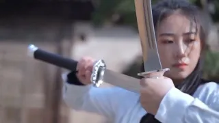 Zhang Hanliang. Twin Tongbei swords.Чжан Ханлян. Парные мечи Тунбэй.