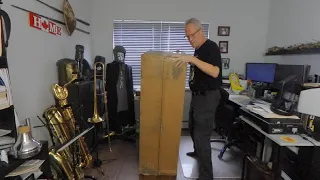 My Sakkusu Bass Saxophone Un-Boxing !