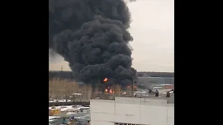 Сильный пожар на складе в Екатеринбурге | E1.RU