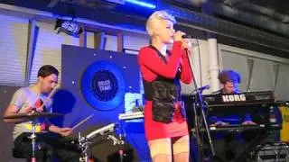 Robyn - Dancing On My Own [Live in London 15/6/10]