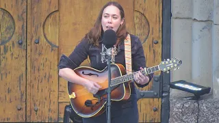 Sarah Jarosz, I Still Haven't Found What I'm Looking For (U2 cover), live at Mountain Winery (4K)