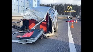 З місця події: під Києвом після жахливої ДТП із фурою автівку розірвало навпіл, а водій загинув